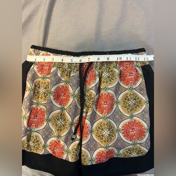 Freeway Patterned Shorts - SEE MEASUREMENTS - Picture 4 of 4